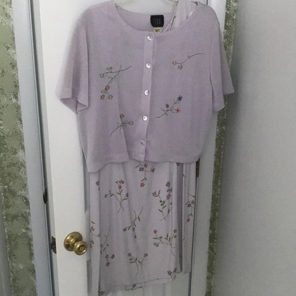 Light colored purple zip up dress with overlaying sweater. Floral design - Picture 1 of 4